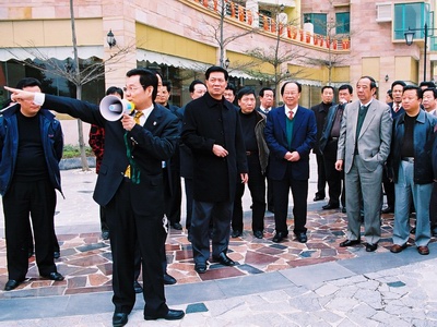 楊峰主席(前一)親自帶領(lǐng)考察團參觀集團開發(fā)的項目 楊峰主席(前一)親自帶領(lǐng)考察團參觀集團開發(fā)的項目