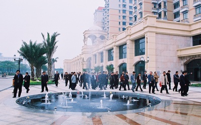 考察團參觀集團“燈都華廷”項目 考察團參觀集團“燈都華廷”項目
