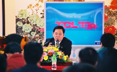 楊峰主席介紹華策集團的發(fā)展和企業(yè)管理經(jīng)驗 楊峰主席介紹華策集團的發(fā)展和企業(yè)管理經(jīng)驗