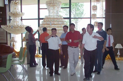 考察團參觀集團威力谷照明公司的燈飾展廳