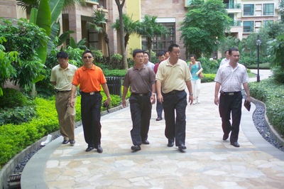 考察團在藍波灣小區內參觀